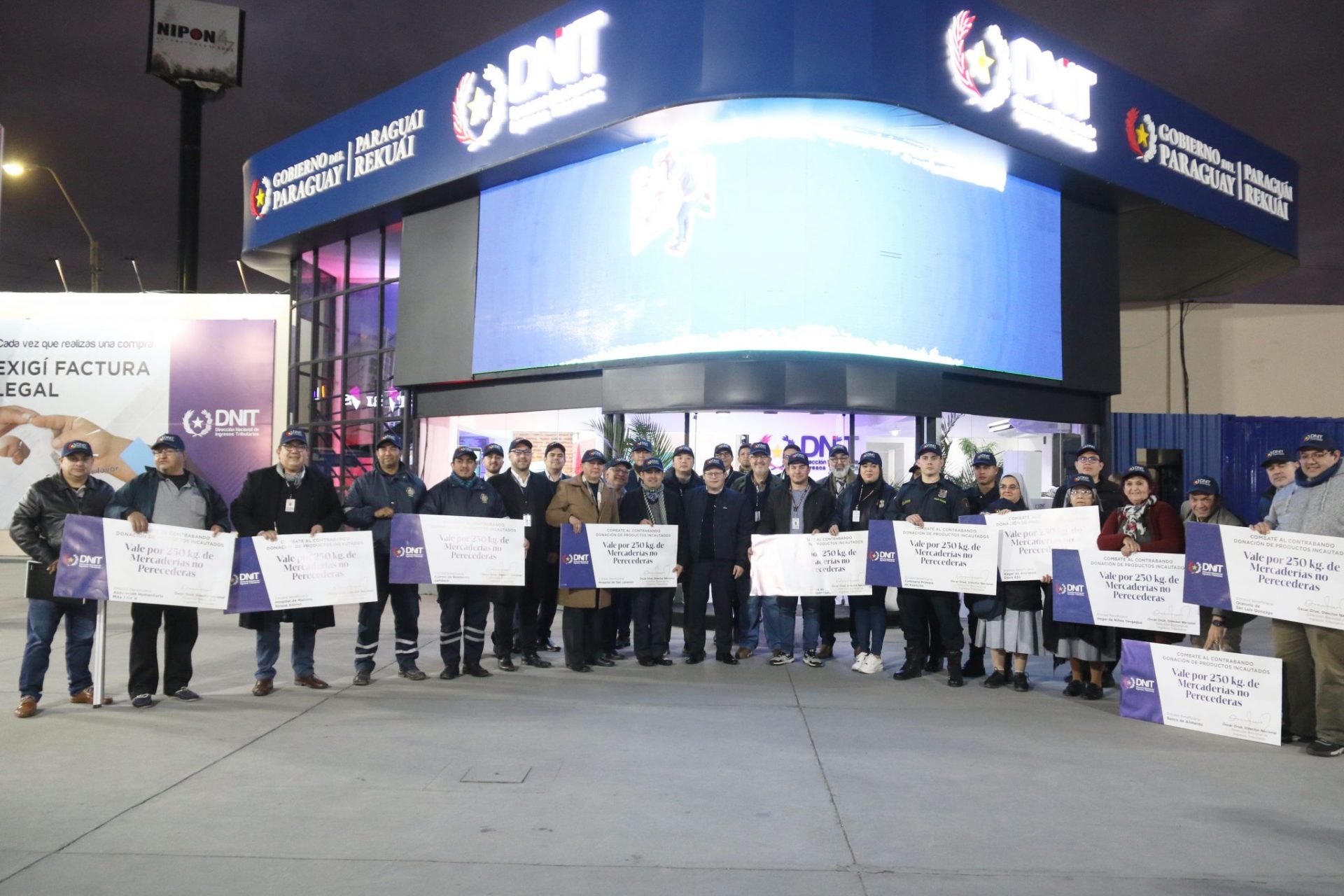 Personas posando en la EXPO.