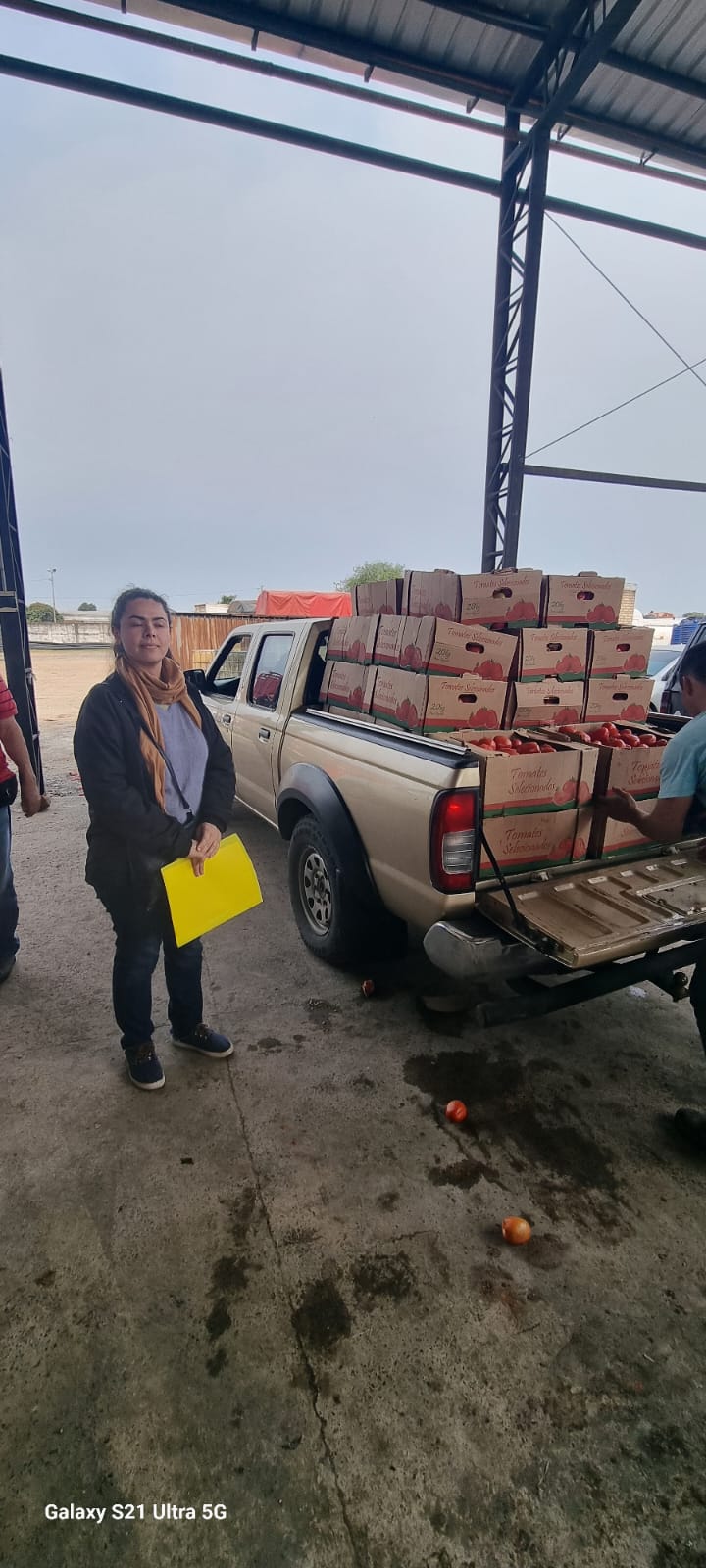 Persona posando junto con la donación.