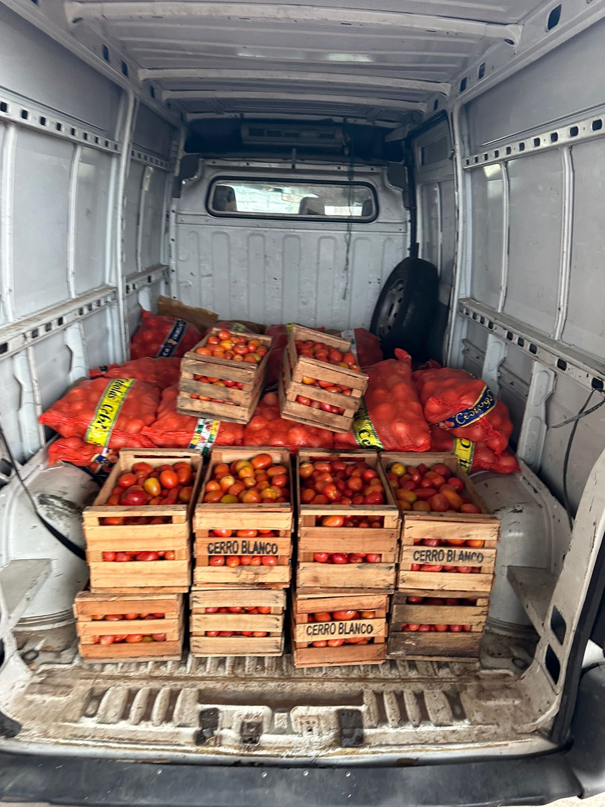 Carga de tomates y cebollas.