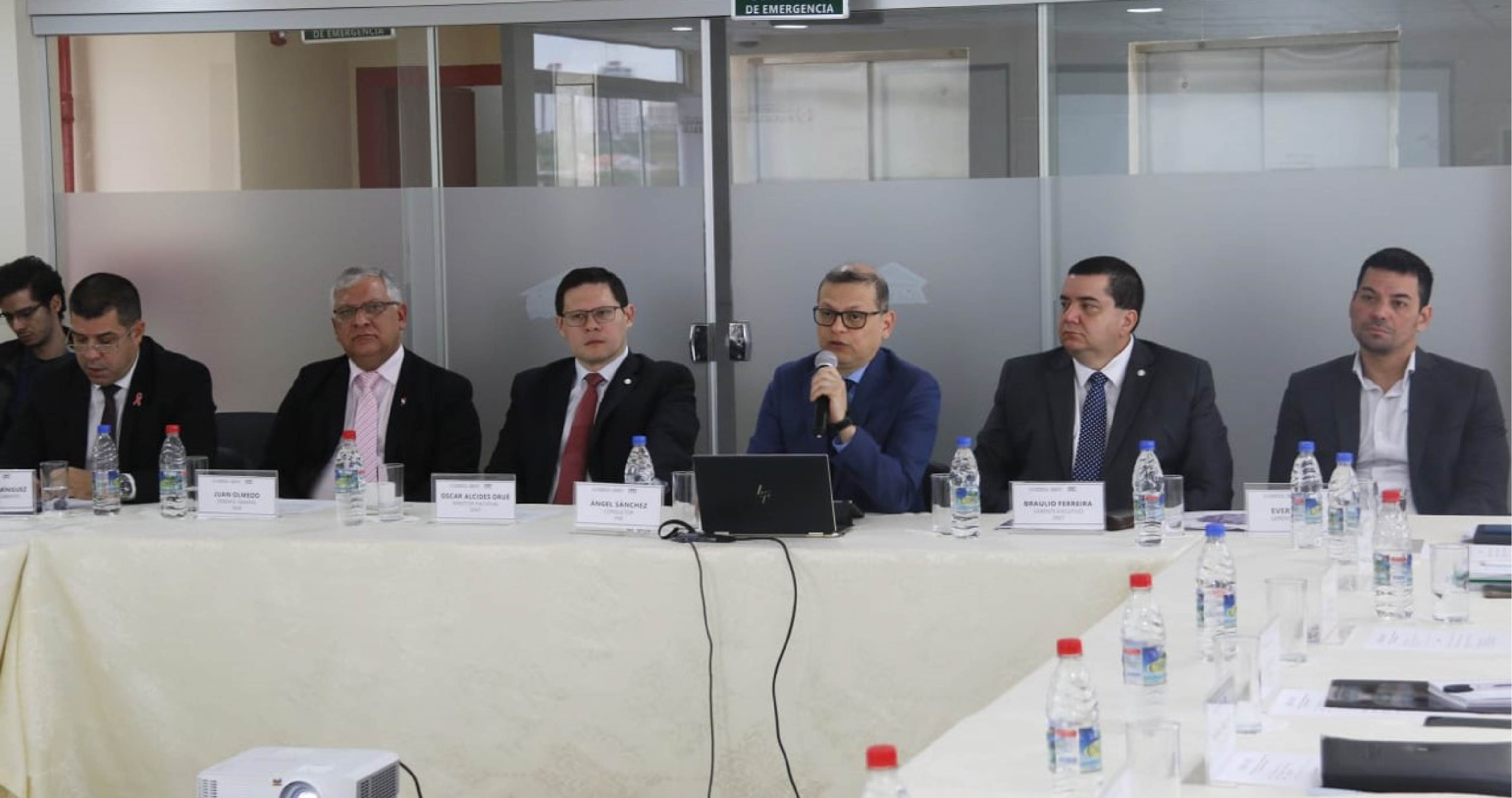 Charla sobre la experiencia de la SUNAT en el proceso de fusión de impuestos internos y aduanas.