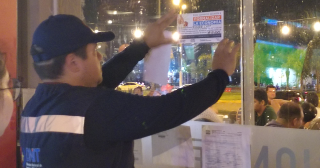 Colocación de calcomanía de certificación de emisión de comprobantes