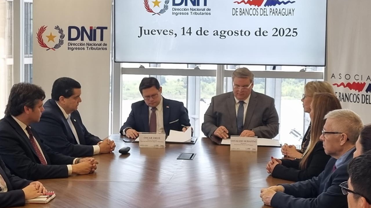 Momento de la firma del convenio entre la DNIT y la ASOBAN