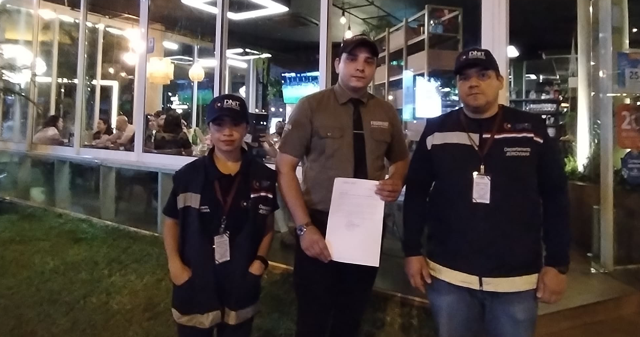 Entrega de reconocimiento otorgado a local comercial a una pizzería
