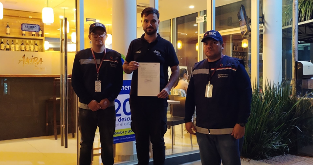 Entrega de reconocimiento otorgado a local de comida oriental por expedir comprobantes legales