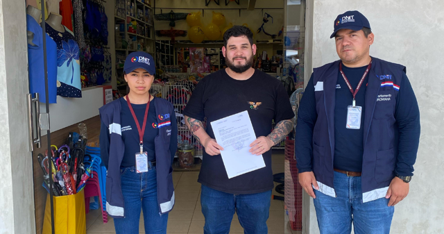 Entrega de reconocimiento otorgado a una boutique por expedir comprobantes legales