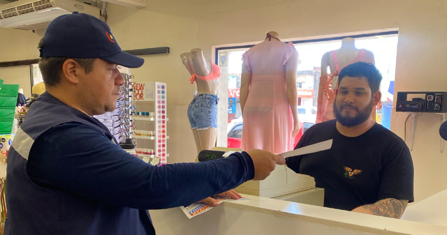 Entrega de reconocimiento otorgado a una boutique por expedir comprobantes