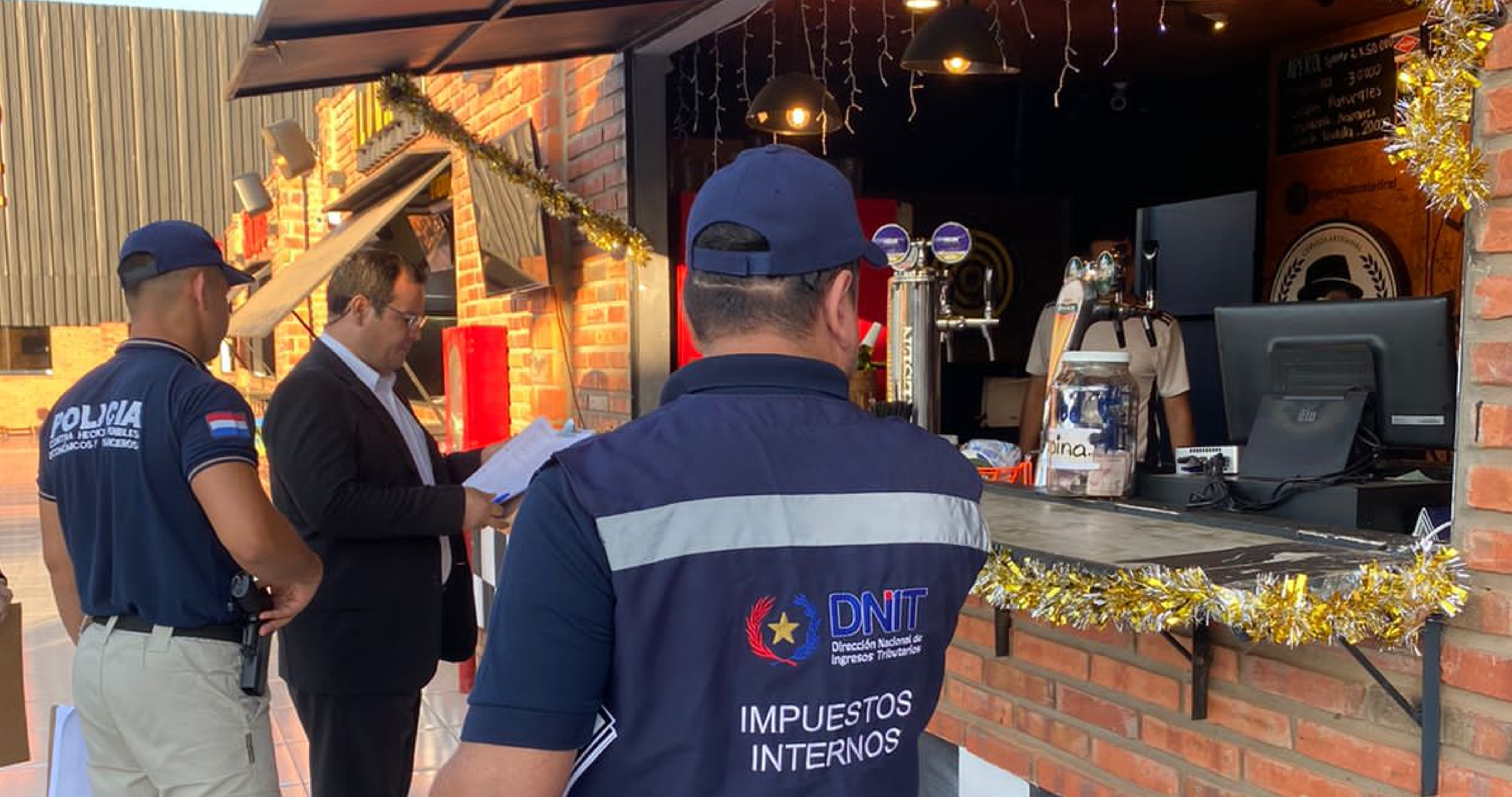 Funcionarios de la DNIT acompañados por la Policía realizando las intervenciones