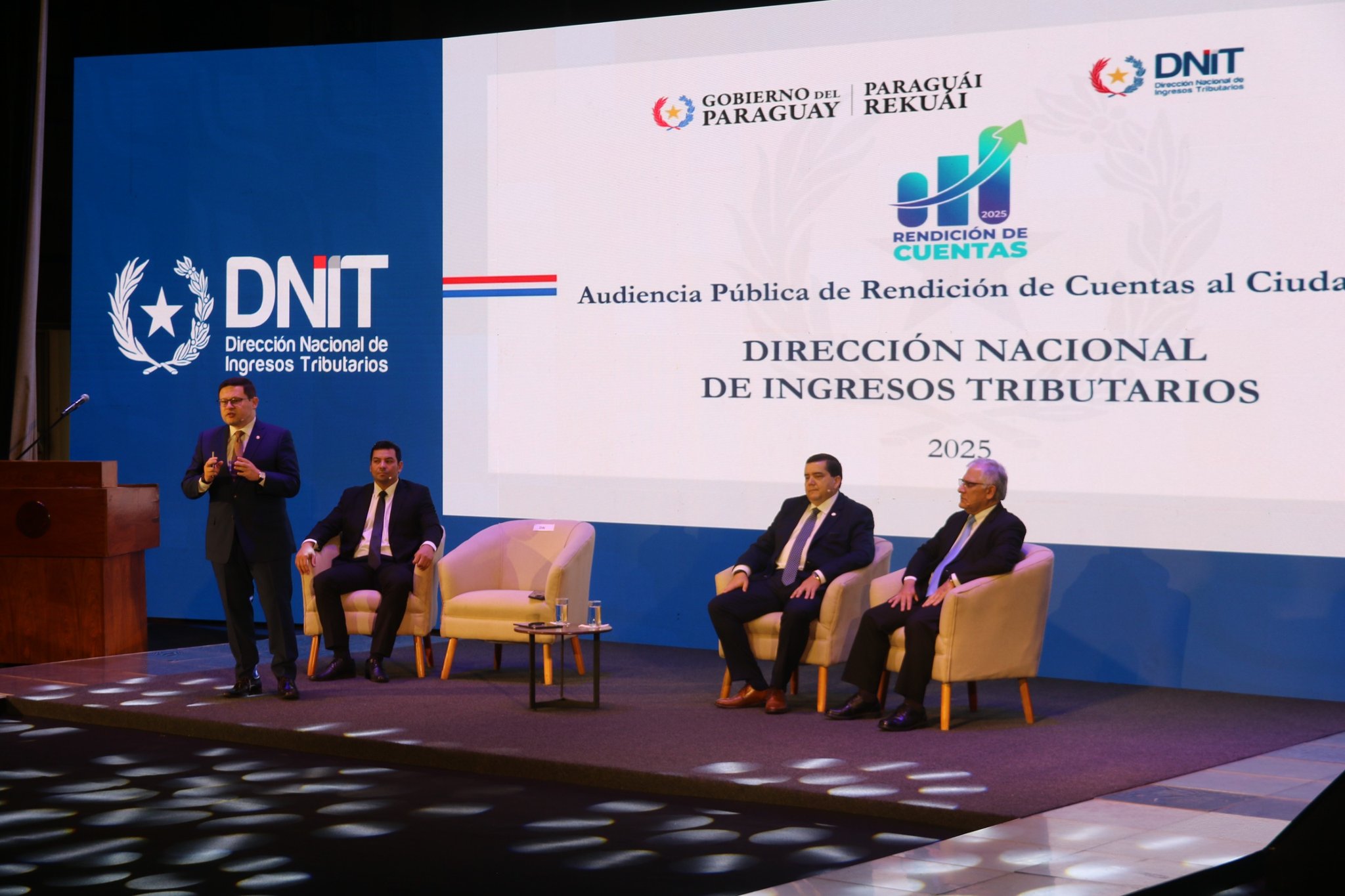 El director nacional y los gerentes generales durante la rendición