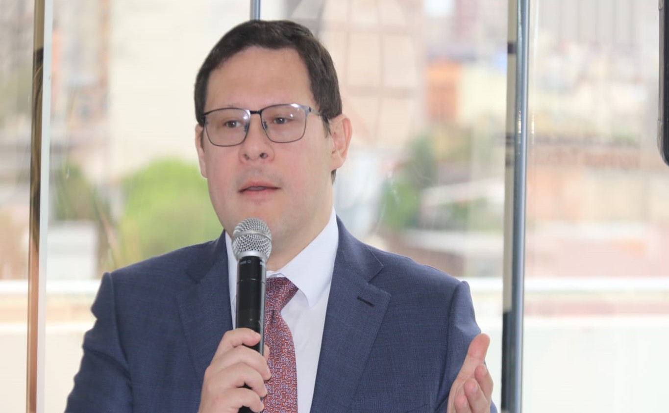 El director nacional Óscar Orué dando unas palabras durante el acto