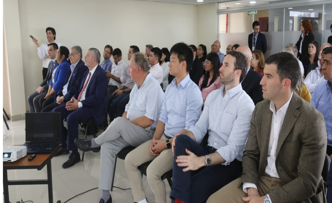 Autoridades y representantes de las empresas OEA presentes en el acto