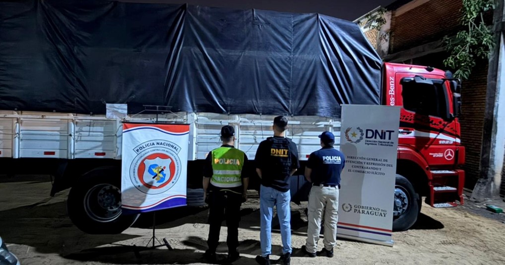 Camión de la marca Mercedes Benz que transportaba las 399 bolsas de azúcar