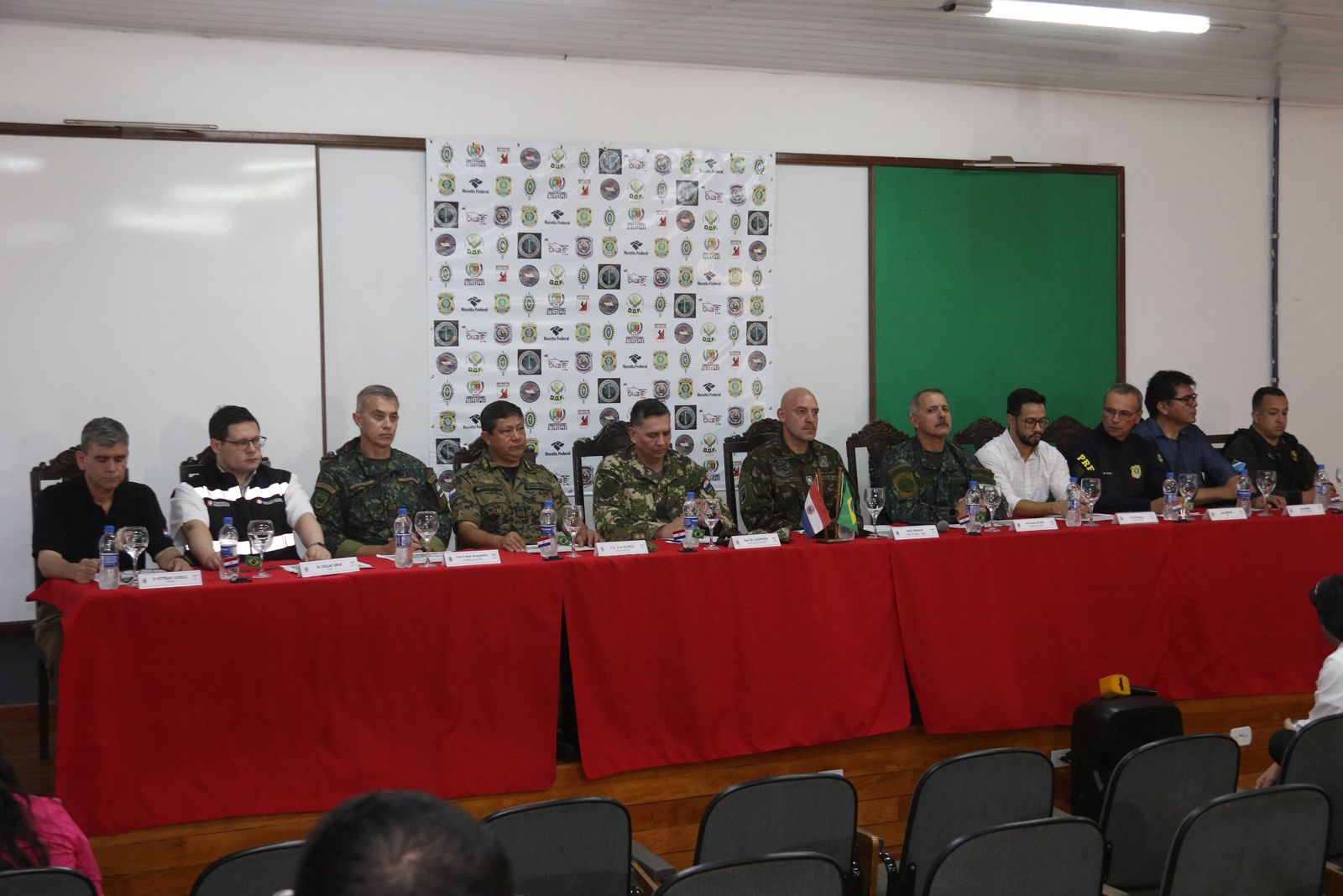 Autoridades del Brasil junto con el Director Nacional