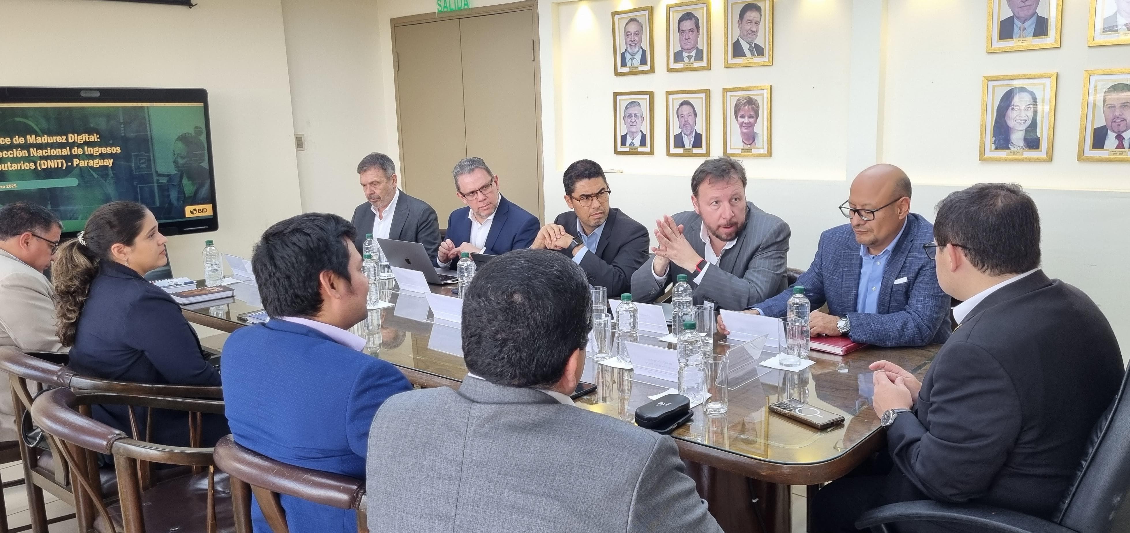 Gerardo Reyes-Tagle, jefe de la misión, y Oscar Lora, co-jefe, acompañados por Osvaldo Santín, Luis Cadena y Miguel Rego, quienes aportarán su experiencia en la materia, en reunión con autoridades de la DNIT.