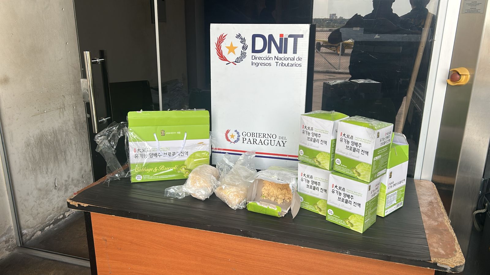 Detectan droga oculta en carga aérea consignada como comestibles