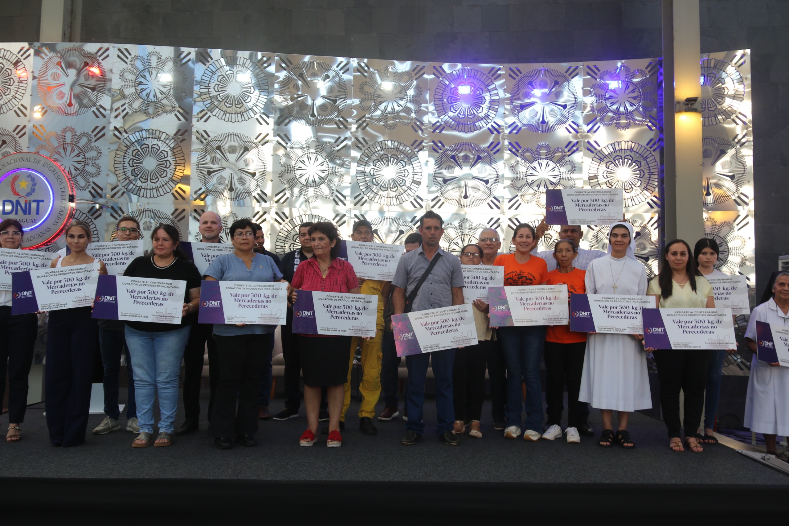 Histórica entrega solidaria: 9.000 kilos de productos incautados fueron donados por la DNIT