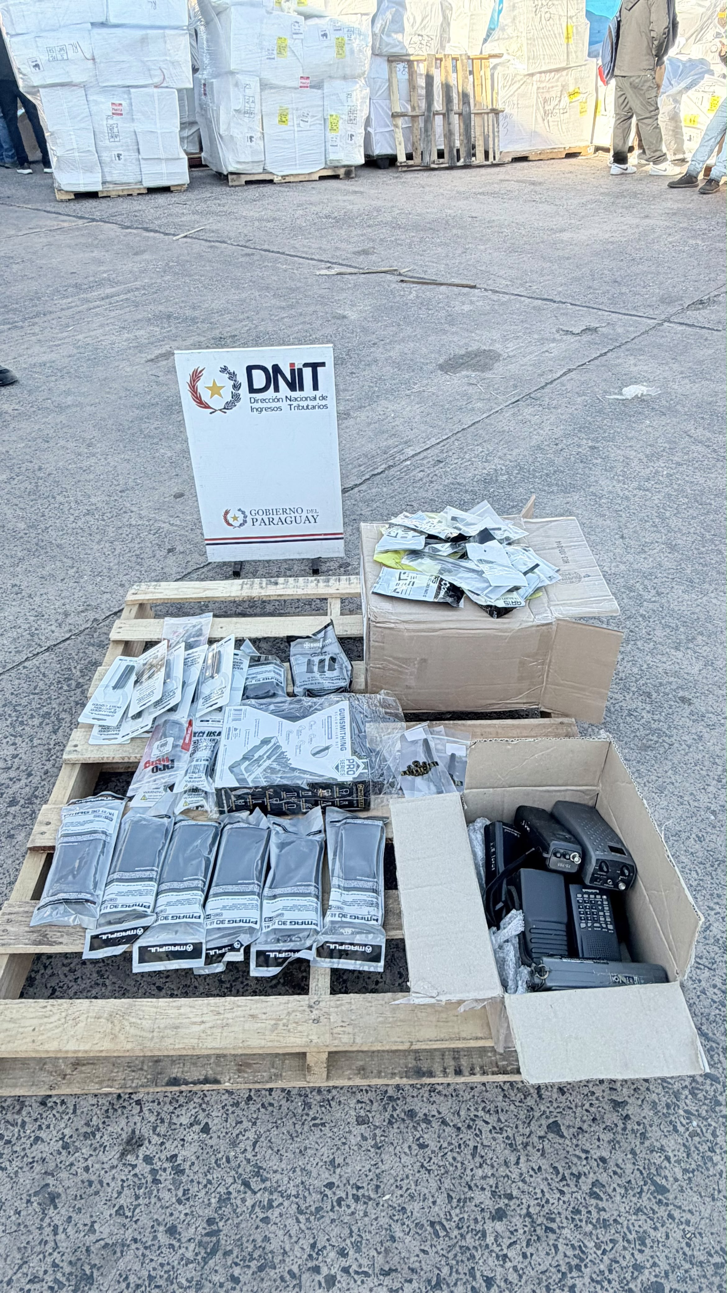 DNIT incauta accesorios para armas y prendas de vestir en el aeropuerto