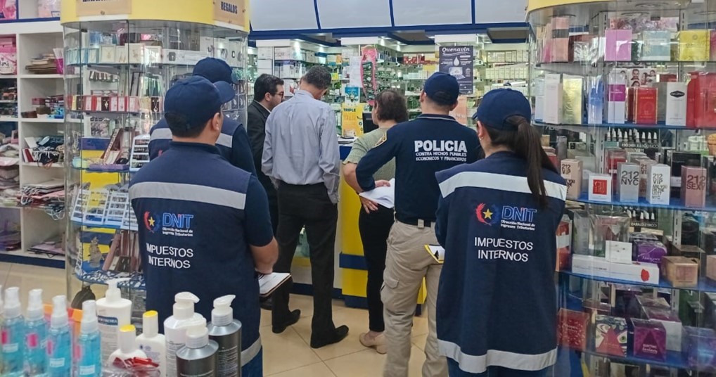 Momento en que es intervenida la farmacia por incumplir con la emisión de comprobantes de venta.
