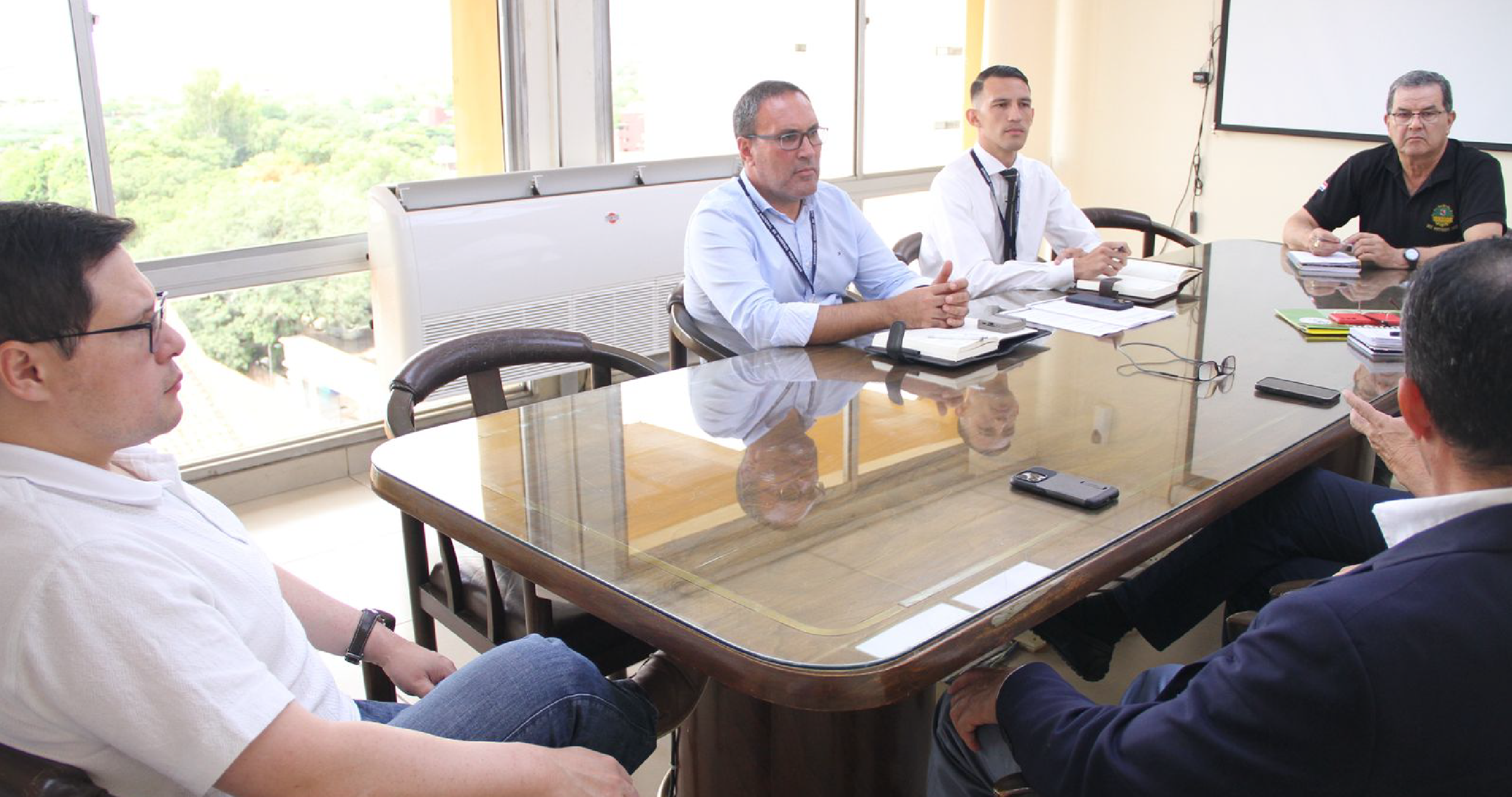 Carlos Darío Fernández Benítez, titular del COIA y el Jefe de Represión al Contrabando, Miguel Caballero Contessi presentes en la reunión